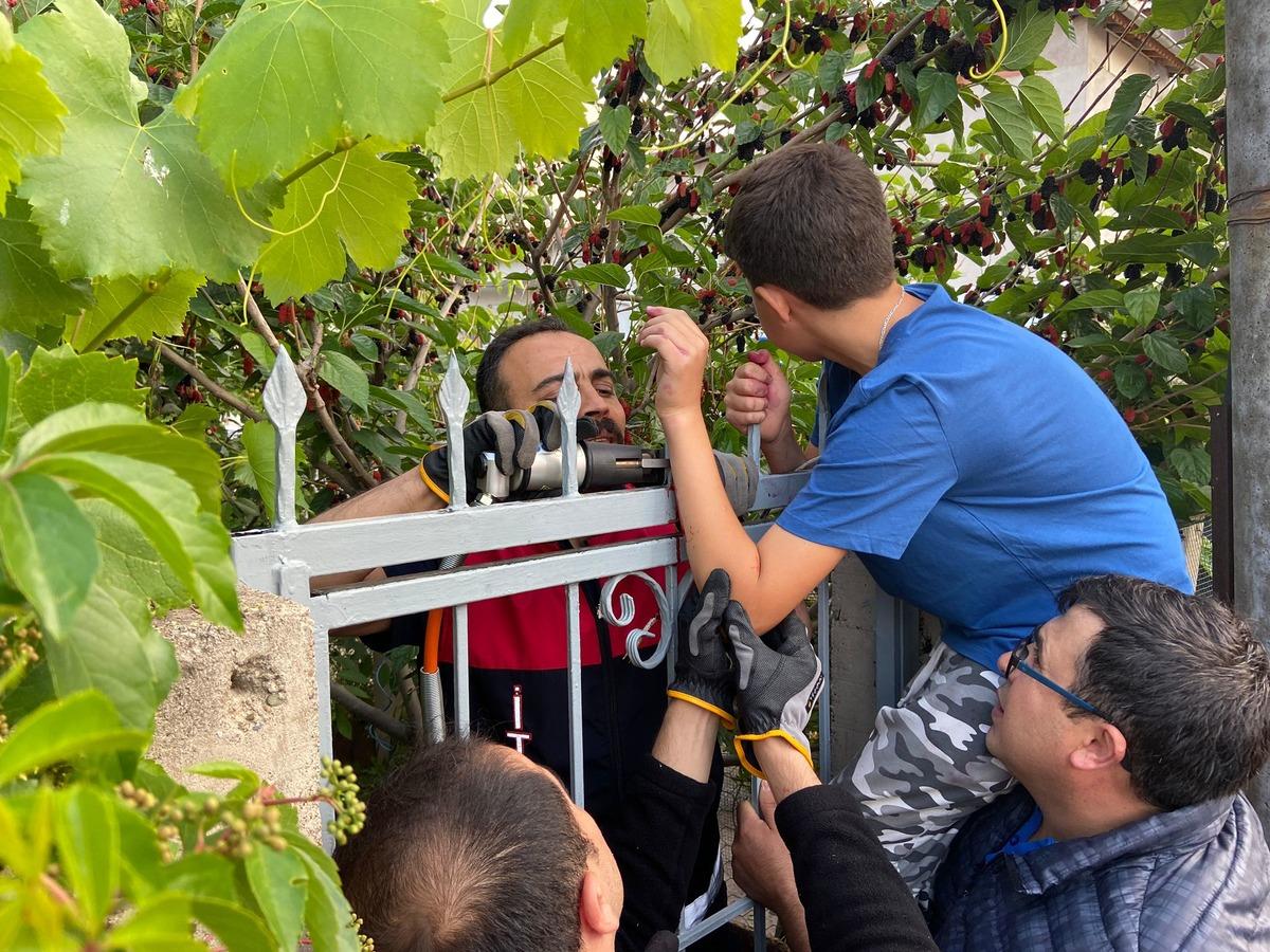 Sivas'ta bir &ccedil;ocuk eline saplanan demirle hastaneye kaldırıldı