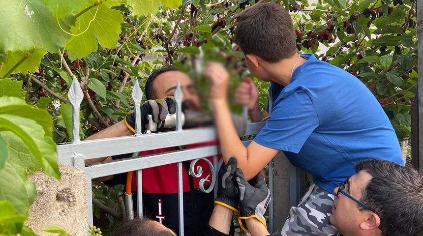 Sivas'ta korkun&ccedil; olay! Eline korkuluk demiri saplandı