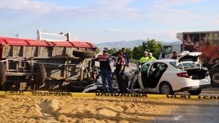 Afyonkarahisar'da römorka çarpan otomobildeki 1 kişi öldü, 5 kişi yaralandı