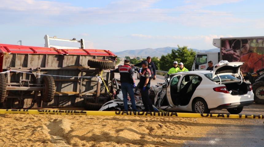 Afyonkarahisar'da römorka çarpan otomobildeki 1 kişi öldü, 5 kişi yaralandı