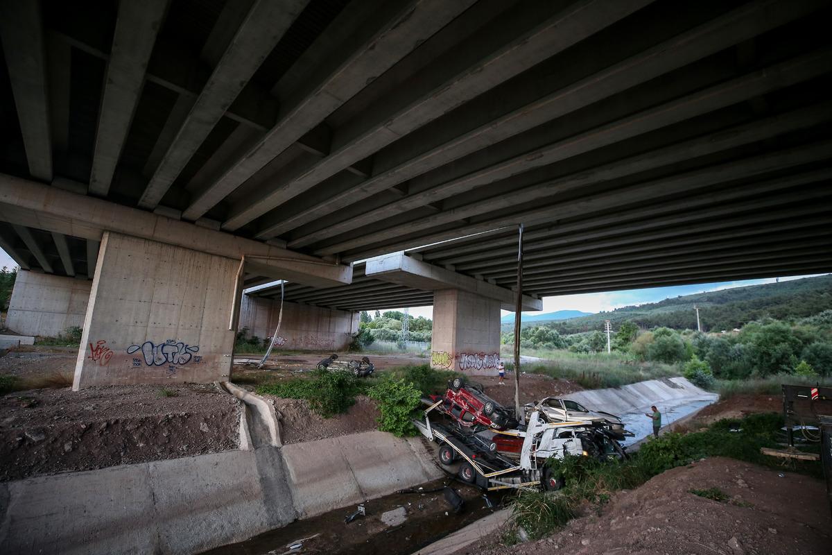 Bursa'da otomobil taşıyan tır viyad&uuml;kten d&uuml;şt&uuml;