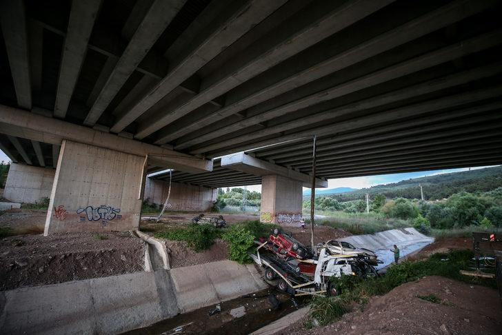 Bursa'da otomobil taşıyan tır viyadükten düştü G1