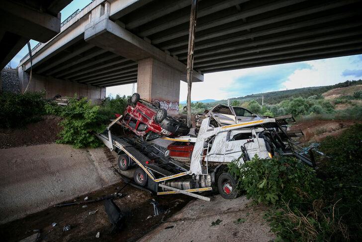 Bursa'da otomobil taşıyan tır viyadükten düştü G2