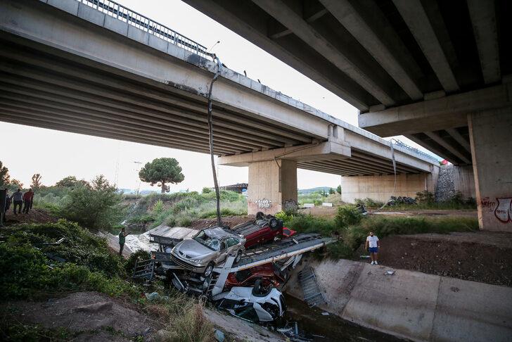 Bursa'da otomobil taşıyan tır viyadükten düştü G3