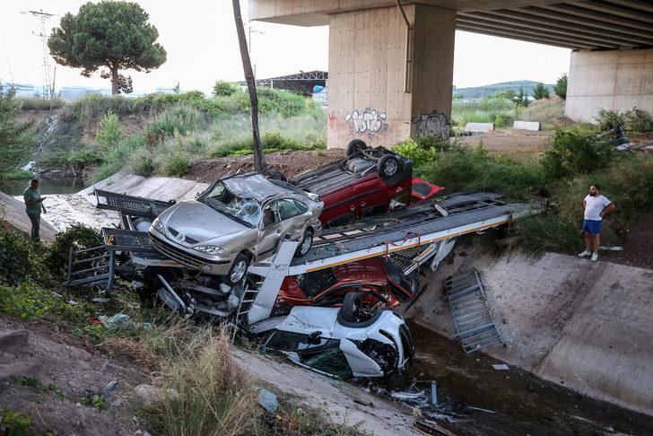 Bursa'da otomobil taşıyan tır viyadükten düştü G4