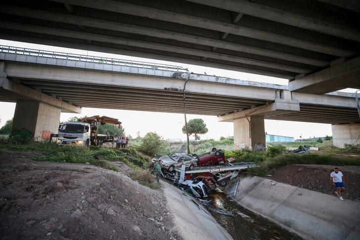 Bursa'da otomobil taşıyan tır viyadükten düştü G5