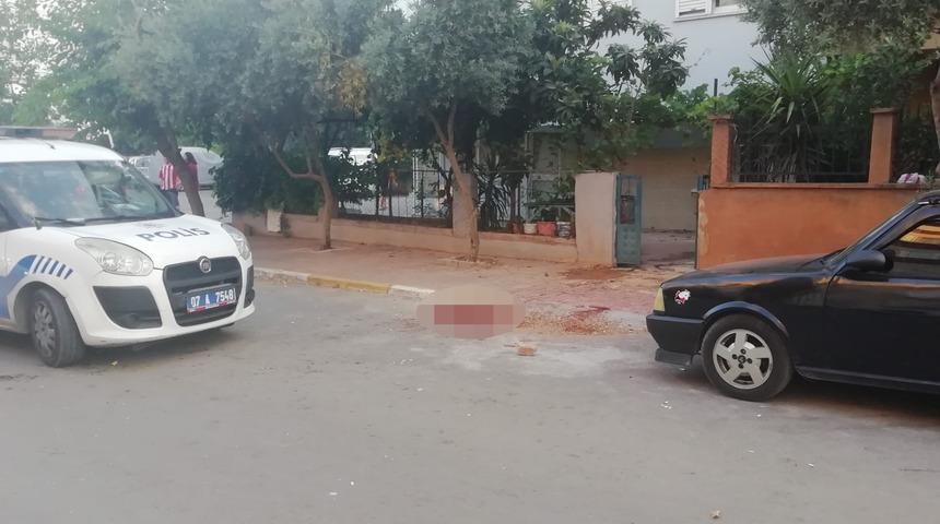 Antalya'da bir kadın boğazından ve sırtından bıçaklandı