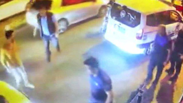 İstanbul'un göbeğinde zabıtalara bıçak ve sopalarla saldırı! Uyarılara rağmen izinsiz afiş astılar ve... Pes dedirten anlar kamerada