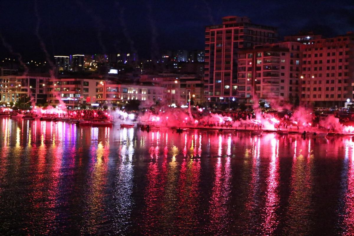 Samsunspor'un 57. kuruluş yıl d&ouml;n&uuml;m&uuml;n&uuml; taraftarlar meşale g&ouml;sterisiyle kutladı