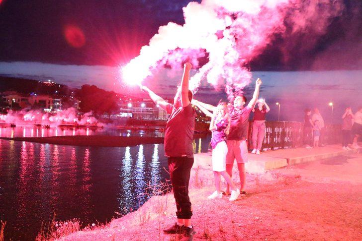 Samsunspor'un 57. kuruluş yıl dönümünü taraftarlar meşale gösterisiyle kutladı G2