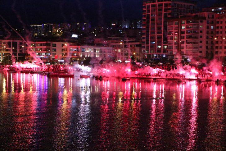 Samsunspor'un 57. kuruluş yıl dönümünü taraftarlar meşale gösterisiyle kutladı G3