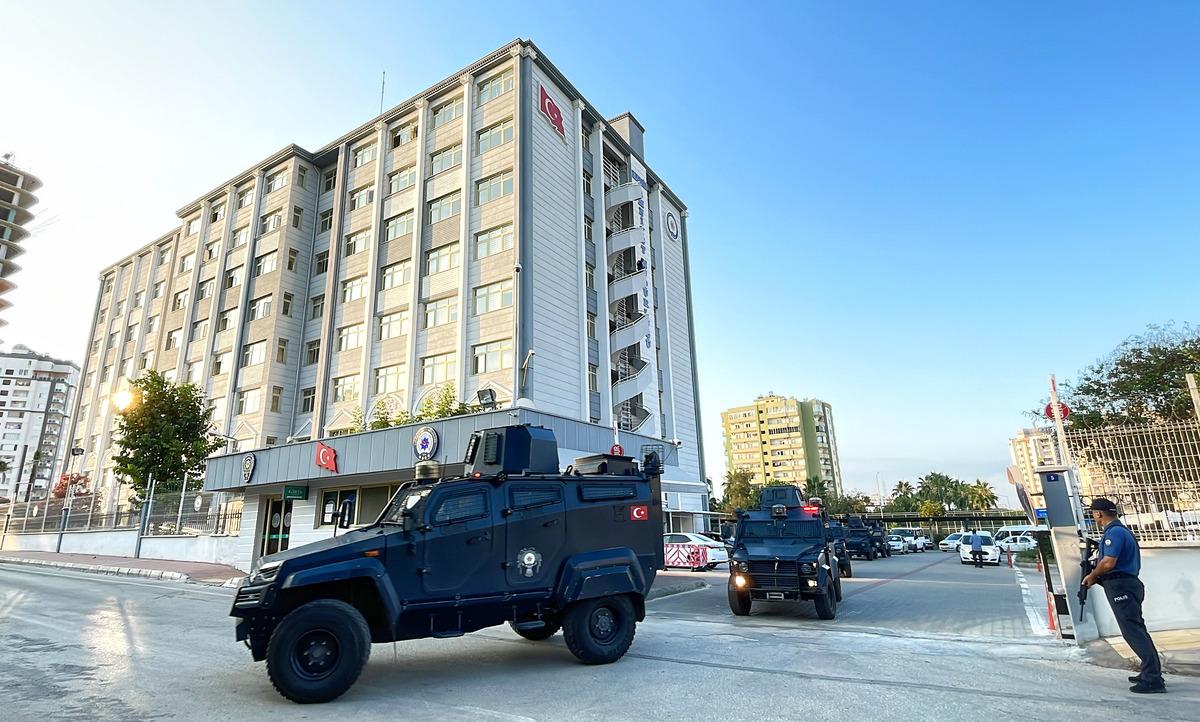 Mersin'de ter&ouml;r &ouml;rg&uuml;t&uuml; DEAŞ'a y&ouml;nelik "şafak" operasyonu