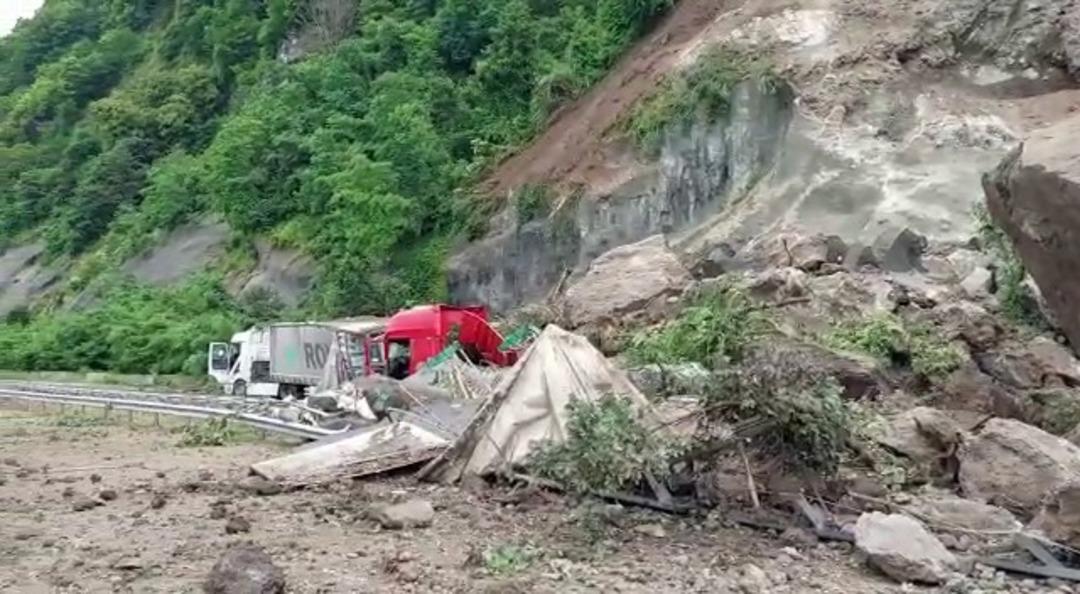 SON DAKİKA: Birdenbire geldi ortalık savaş alanına d&ouml;nd&uuml;! Artvin'deki heyelandan ilk g&ouml;r&uuml;nt&uuml;ler geldi