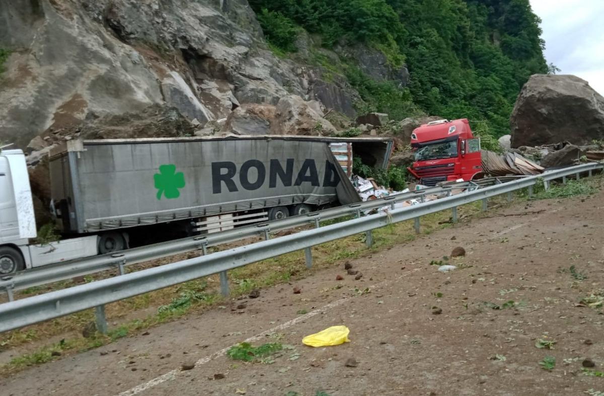 Artvin'de kara yolundaki tırların &uuml;zerine kaya d&uuml;şmesi sonucu 1 kişi &ouml;ld&uuml;