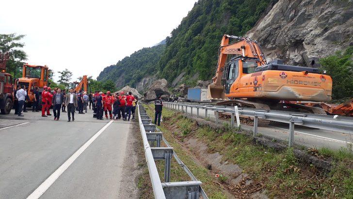 SON DAKİKA: Birdenbire geldi ortalık savaş alanına döndü! Artvin'deki heyelandan ilk görüntüler geldi G5