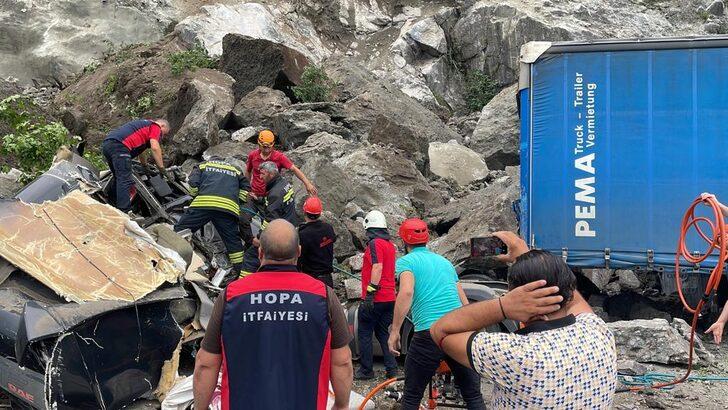 SON DAKİKA: Birdenbire geldi ortalık savaş alanına döndü! Artvin'deki heyelandan ilk görüntüler geldi G4