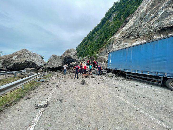 SON DAKİKA: Birdenbire geldi ortalık savaş alanına döndü! Artvin'deki heyelandan ilk görüntüler geldi G3