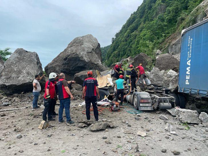 SON DAKİKA: Birdenbire geldi ortalık savaş alanına döndü! Artvin'deki heyelandan ilk görüntüler geldi G1