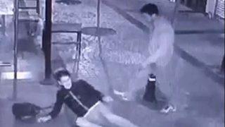 Kız arkadaşını sokakta döven o genç yakalandı