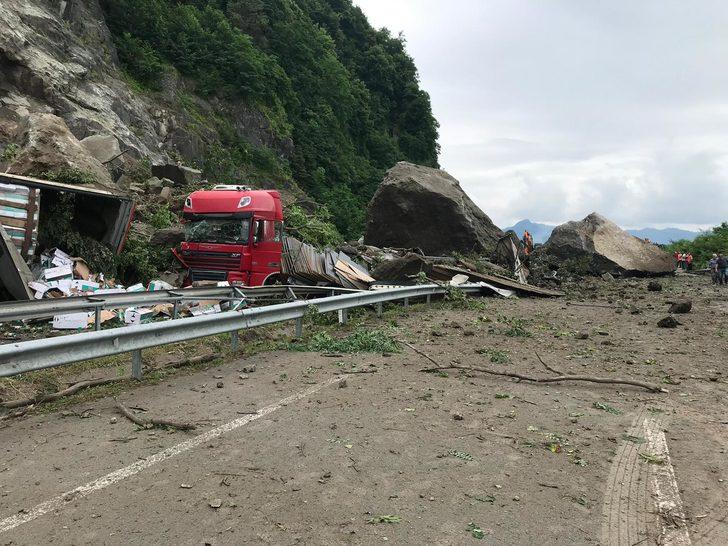 GÜNCELLEME - Artvin'de kara yolundaki tırların üzerine kaya düşmesi sonucu 1 kişi öldü G2