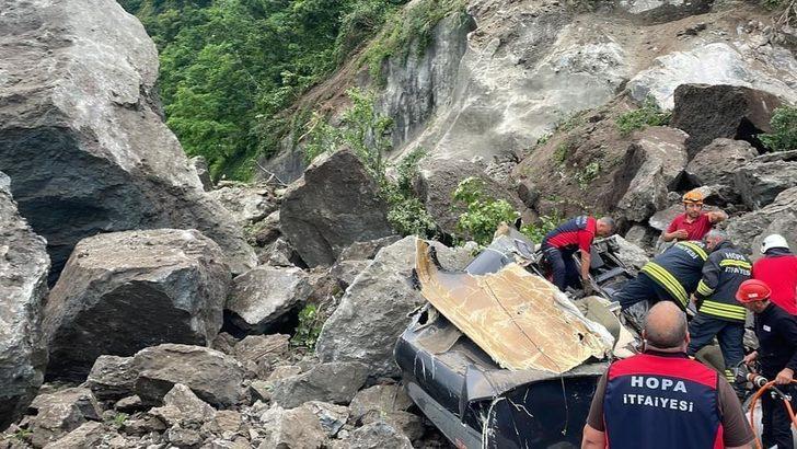GÜNCELLEME - Artvin'de kara yolundaki tırların üzerine kaya düşmesi sonucu 1 kişi öldü G4