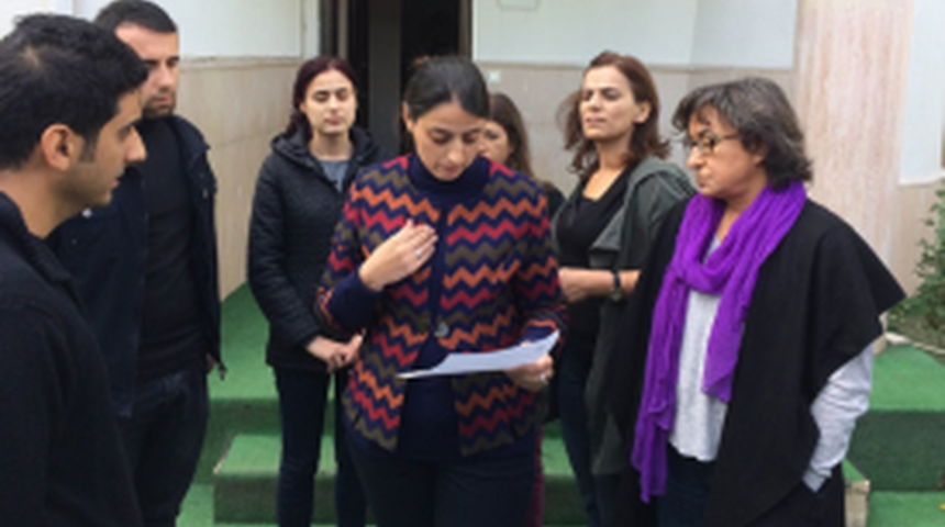 Polisle Tartışan HDP'li Vekil Derneği Kapatmamak İ&ccedil;in Bakın Ne Yaptı