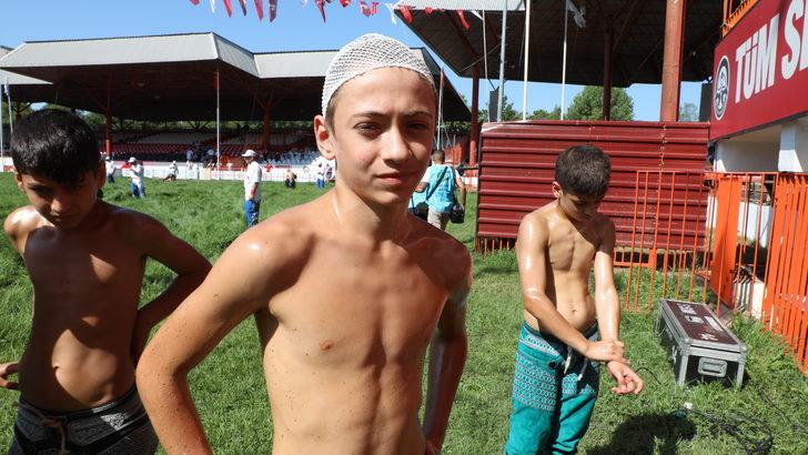 Başında iki dikiş ile meydana çıkan güreşçi rakibini saniyeler içerisinde yendi G1