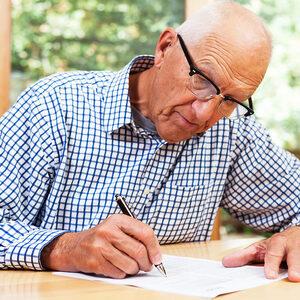 Kalem tutma şekliniz Alzheimer belirtisi olabilir