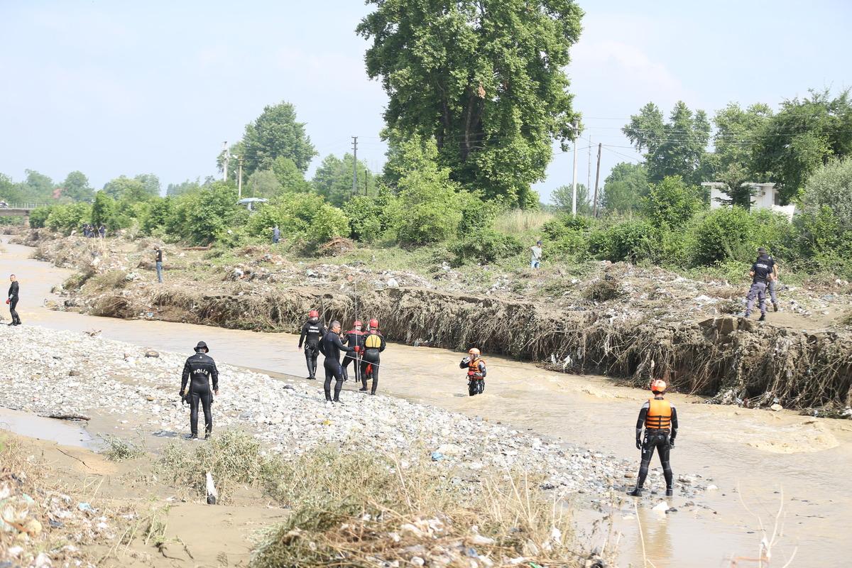 D&uuml;zce'de sele kapılan operat&ouml;r&uuml;n bulunması i&ccedil;in &ccedil;alışmalar s&uuml;r&uuml;yor