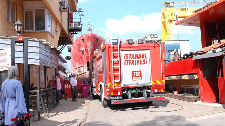Tuzla'da bakıma alınan gemide çıkan yangın söndürüldü
