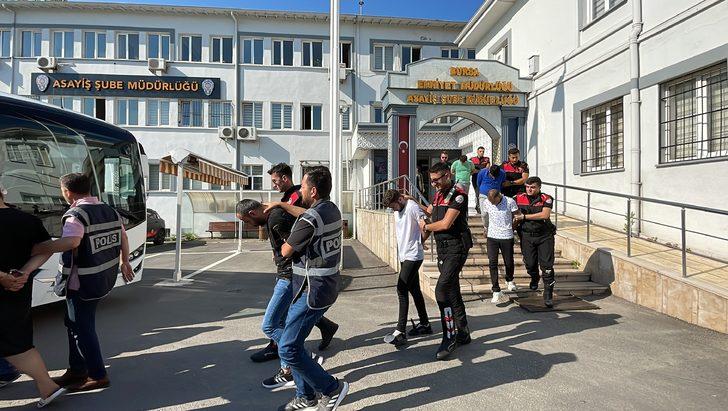 Bursa'da fuhuş operasyonunda yakalanan 10 zanlı adliyeye sevk edildi