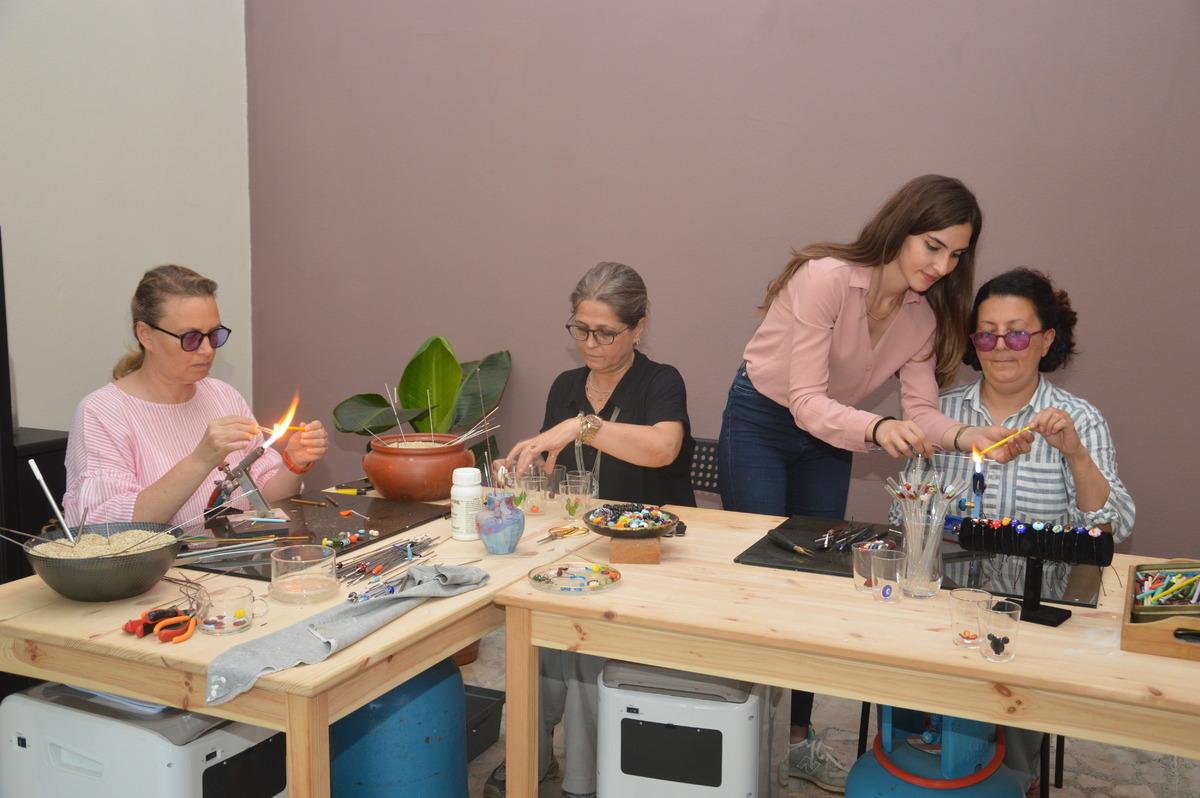 Sakaryalı kadın girişimci &uuml;rettiği cam objeleri yurt dışına g&ouml;nderiyor