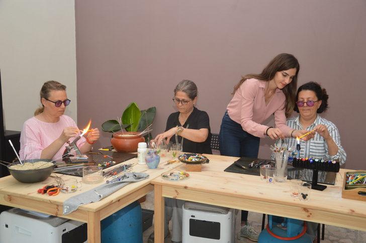 Sakaryalı kadın girişimci ürettiği cam objeleri yurt dışına gönderiyor G1