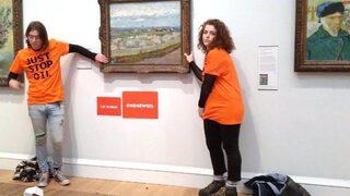 Kendilerini 1889 tarihli Van Gogh tablosuna yapıştırdılar! Bu resme yapışmış durumdayız çünkü...