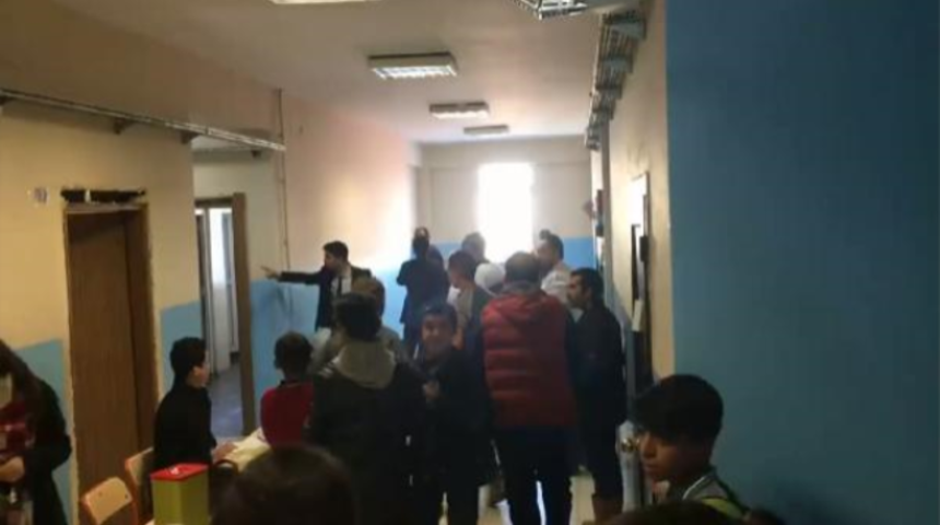 &Ouml;ğrencilere Sert Davranan Sağlık&ccedil;ılar İle &Ouml;ğretmenler Tekme Tokat Yumruk Yumruğa Birbirine Girdiler