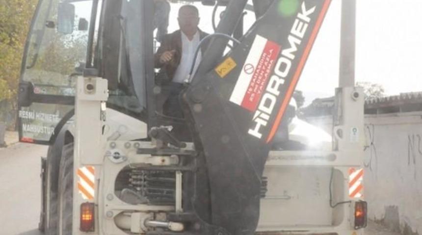 Belediye Başkanı Babasının Ahırını Kendi Elleriyle Yıktı!