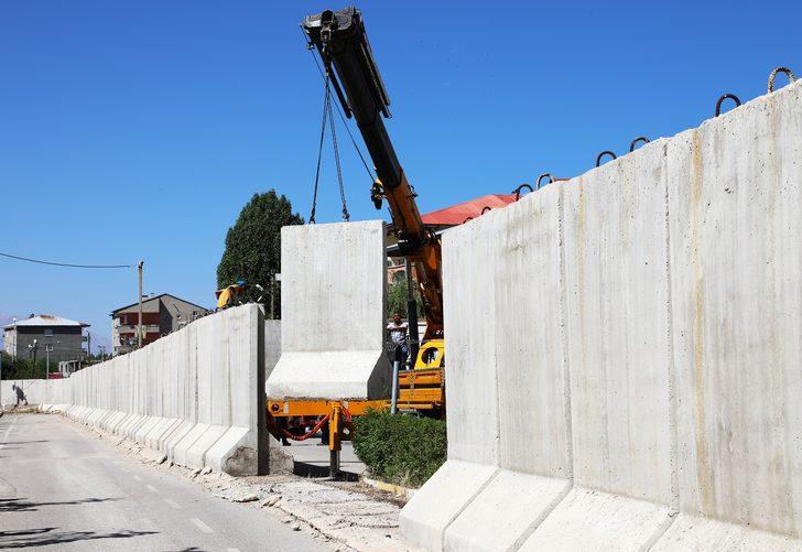 Van Büyükşehir Belediyesinin çevresindeki beton bariyerler kaldırıldı G2