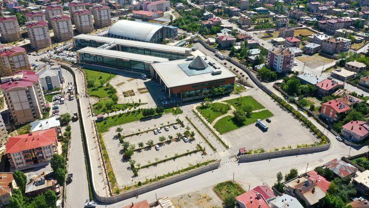 Van Büyükşehir Belediyesinin çevresindeki beton bariyerler kaldırıldı G3