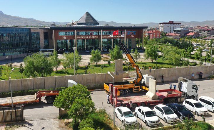 Van Büyükşehir Belediyesinin çevresindeki beton bariyerler kaldırıldı G4