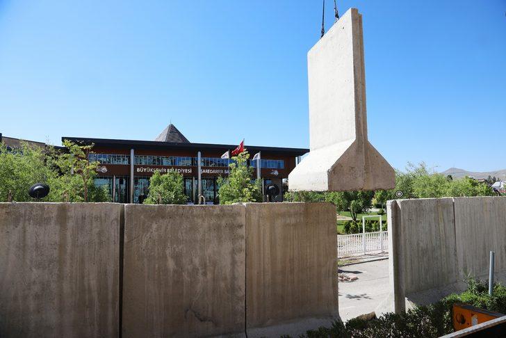 Van Büyükşehir Belediyesinin çevresindeki beton bariyerler kaldırıldı G5