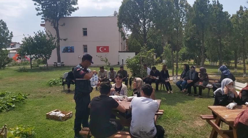 İzmir'de yasa dışı geçiş hazırlığındaki 59 düzensiz göçmen yakalandı