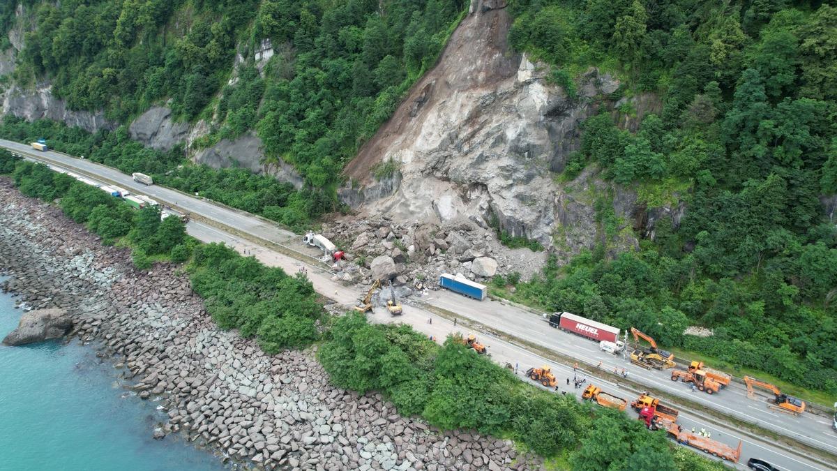 G&Uuml;NCELLEME 2 - Artvin'de kara yolundaki tırların &uuml;zerine kaya d&uuml;şmesi sonucu 1 kişi &ouml;ld&uuml;