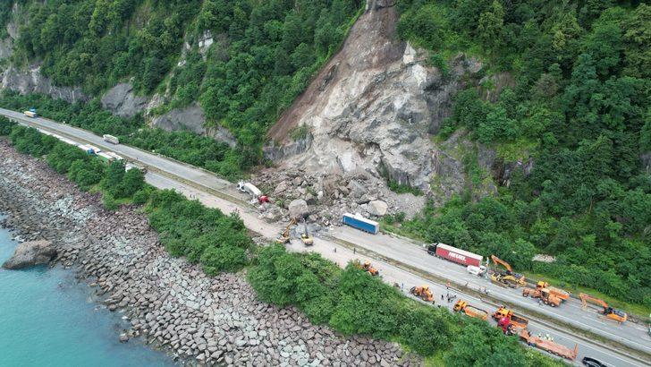 GÜNCELLEME 2 - Artvin'de kara yolundaki tırların üzerine kaya düşmesi sonucu 1 kişi öldü G1