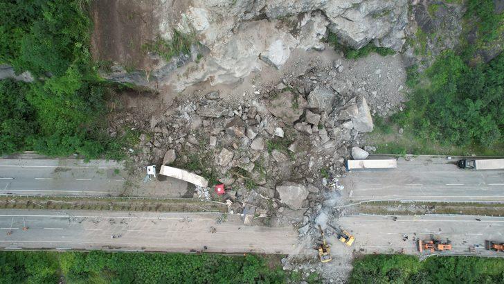 GÜNCELLEME 2 - Artvin'de kara yolundaki tırların üzerine kaya düşmesi sonucu 1 kişi öldü G3