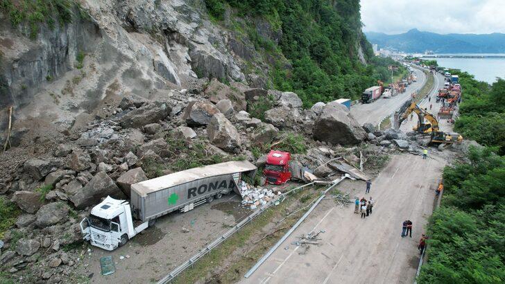 GÜNCELLEME 2 - Artvin'de kara yolundaki tırların üzerine kaya düşmesi sonucu 1 kişi öldü G4