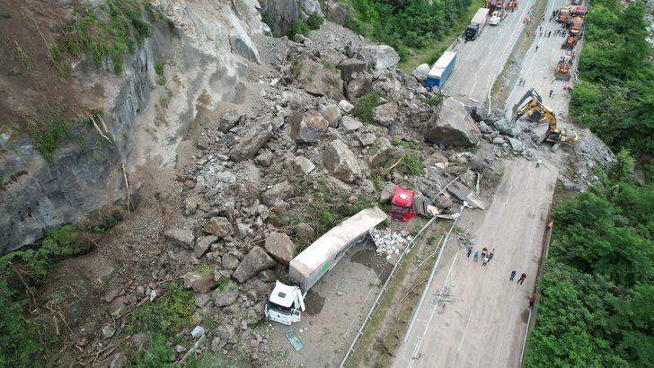 GÜNCELLEME 2 - Artvin'de kara yolundaki tırların üzerine kaya düşmesi sonucu 1 kişi öldü G5