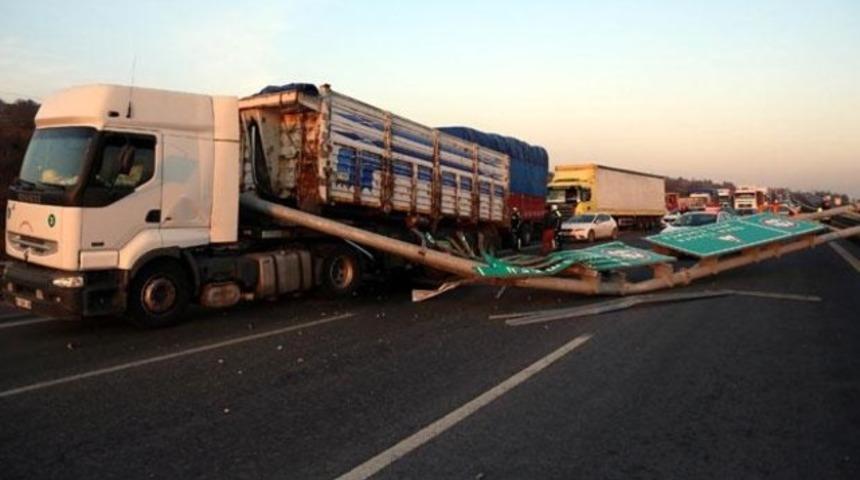 TIR'ın açılan damperinin çarptığı levha otoyolu kapattı