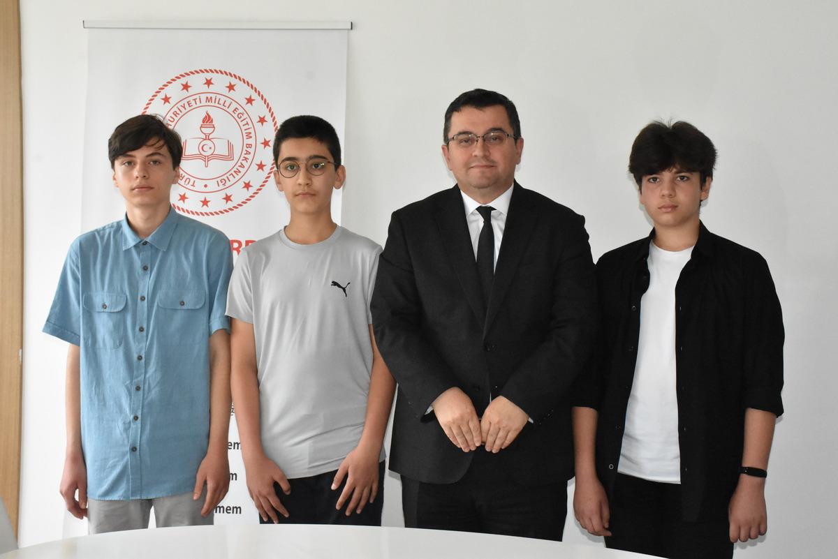 LGS sınavından tam puan alan &ouml;ğrenciler, başarılarını d&uuml;zenli &ccedil;alışmaya bağlıyor