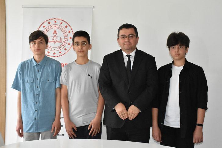 LGS sınavından tam puan alan öğrenciler, başarılarını düzenli çalışmaya bağlıyor G1