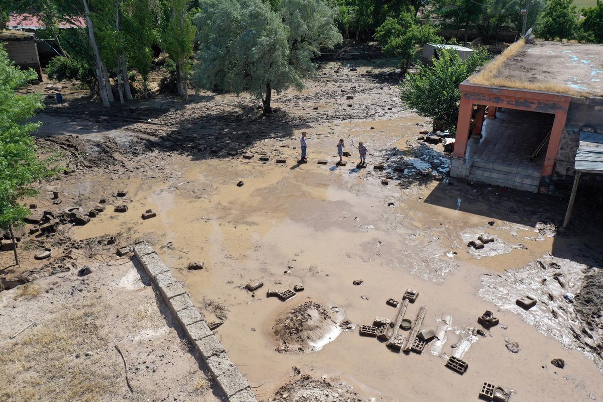 Ağrı'da selden zarar g&ouml;ren k&ouml;yde yaralar sarılıyor